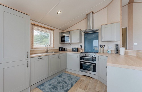 Llansantffraed Cottage | Beautiful lodge with sea views and access straight onto the beach.
