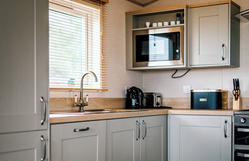 Llansantffraed Cottage | Beautiful lodge with sea views and access straight onto the beach.