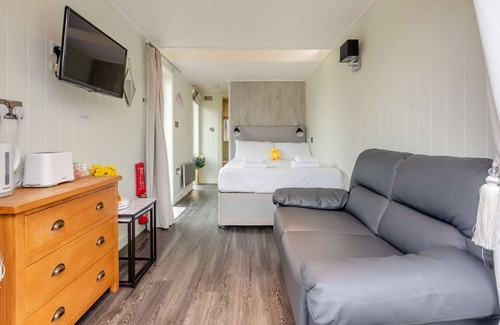 Bretforton Cottage | Beautiful lodge with hot tub - Alstroemeria