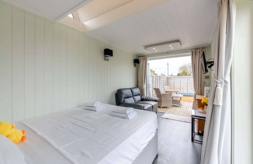 Bretforton Cottage | Beautiful lodge with hot tub - Alstroemeria