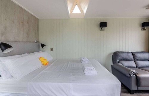 Bretforton Cottage | Beautiful lodge with hot tub - Alstroemeria