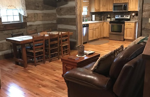 Abingdon Cabin | Beautiful Log Cabin - Minutes from Downtown Abingdon