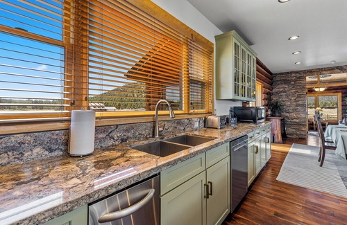 Williams Cabin | Beautiful Log Cabin on 5 Acres with Amazing Views and room for the whole family!