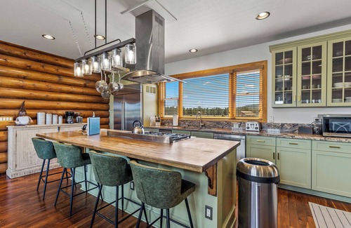 Williams Cabin | Beautiful Log Cabin on 5 Acres with Amazing Views and room for the whole family!