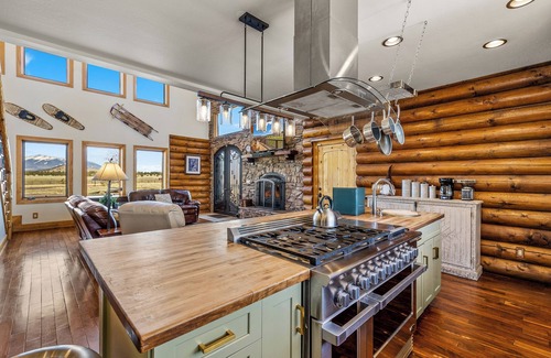 Williams Cabin | Beautiful Log Cabin on 5 Acres with Amazing Views and room for the whole family!