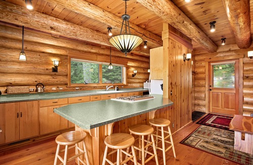 Beaver Bay Cabin | Beautiful Log home-Lake Superior view, peaceful, wooded, private, convenient