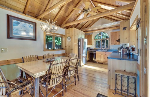 East Jordan House | Beautiful Log Home with all the comforts and amenities anyone would ever need !