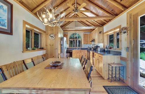 East Jordan House | Beautiful Log Home with all the comforts and amenities anyone would ever need !