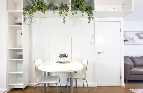 Livesey House | Beautiful London Townhouse - 5 mins from Queens Road Station