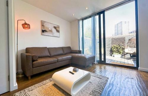 Livesey House | Beautiful London Townhouse - 5 mins from Queens Road Station
