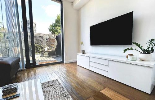 Livesey House | Beautiful London Townhouse - 5 mins from Queens Road Station