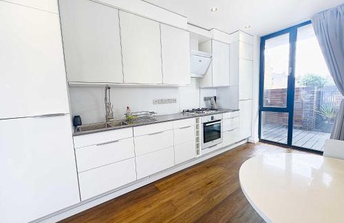 Livesey House | Beautiful London Townhouse - 5 mins from Queens Road Station