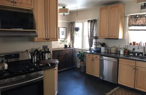 Shorewood House | Beautiful Luxury Home of Shorewood Suites A+B