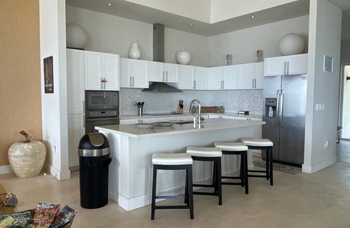 Alice Town House | Beautiful Marina View Estate