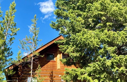Tatlayoko Lake Cabin | Beautiful, modern log cabins for rent 15 minutes from Tatlayoko Lake