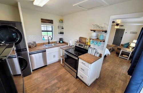 Electra Apartment | Beautiful Modern Farmhouse Studio Cottage!