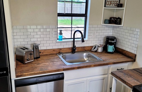 Electra Apartment | Beautiful Modern Farmhouse Studio Cottage!
