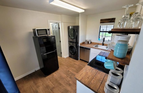 Electra Apartment | Beautiful Modern Farmhouse Studio Cottage!