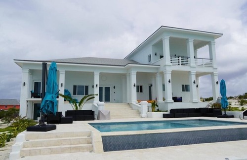 Black Point House | Beautiful modern Harbour house with amazing Sunset Views !