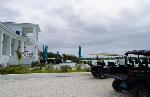 Black Point House | Beautiful modern Harbour house with amazing Sunset Views !