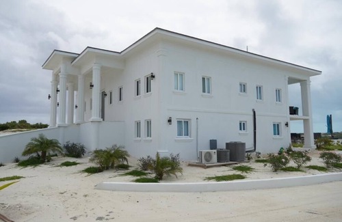 Black Point House | Beautiful modern Harbour house with amazing Sunset Views !