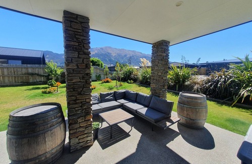 Lake Hawea House | Beautiful modern home + Hot Tub 🔥 Mountain views 🏞 Superking beds