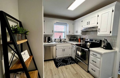 Ottawa House | Beautiful modern home near Toledo Hospital & UT