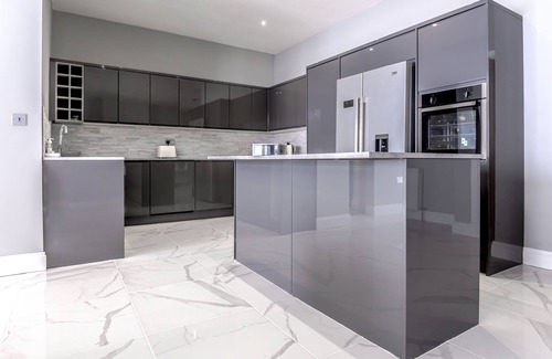 Kelty House | Beautiful Modern Open Plan Living With Hot Tub