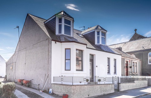 Kelty House | Beautiful Modern Open Plan Living With Hot Tub