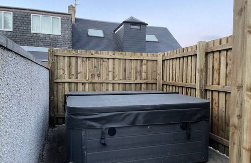 Kelty House | Beautiful Modern Open Plan Living With Hot Tub