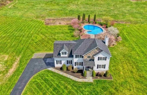 Clintondale Villa | Beautiful modern villa with pool suana hot tub.