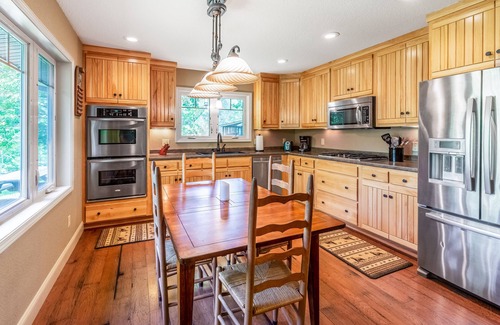 Otto House | Beautiful mountain home on creek with free WiFi, private washer/dryer, deck, AC