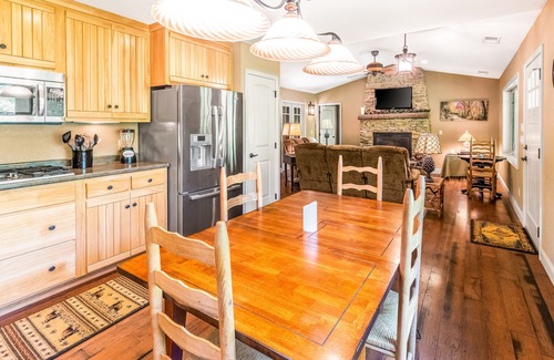 Otto House | Beautiful mountain home on creek with free WiFi, private washer/dryer, deck, AC