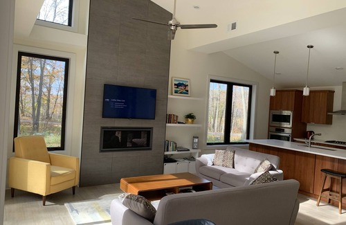 Baraboo Cottage | Beautiful new contemporary home, quiet wooded lot minutes from Devils Lake