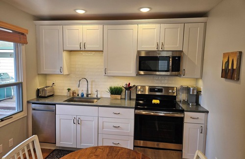 New Hope Apartment | Beautiful New Luxury Retreat Near Downtown Minneapolis