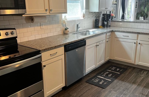 Kentwood House | Beautiful Newer 2 story family Home close to the Airport