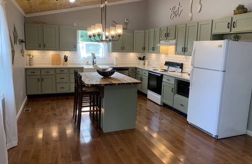 Jacksboro House | Beautiful Newly Renovated Lake House on Norris Lake minutes away from amenities!