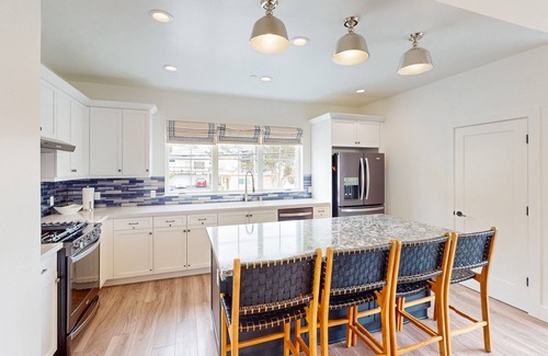 Downtown House | Beautiful Oceanview home with outdoor grill and spacious rooftop