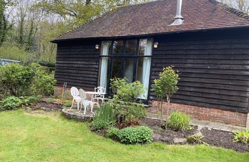 Petworth House | Beautiful one Bed Barn in national park 1 hr from London with small pool