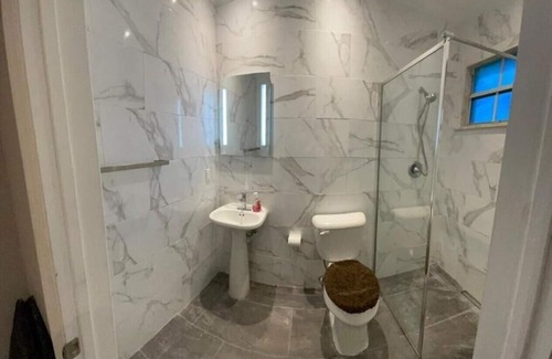 Coral Harbour House | Beautiful One Bedroom Privat Guest House