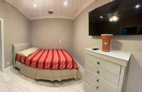 Coral Harbour House | Beautiful One Bedroom Privat Guest House