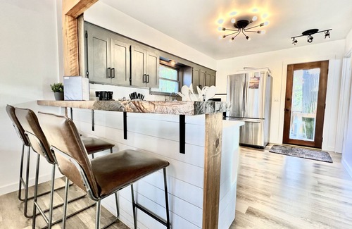 Riverview House | Beautiful Patio⭐️Modern Nook⭐️Long Stays🔥Full Kitchen