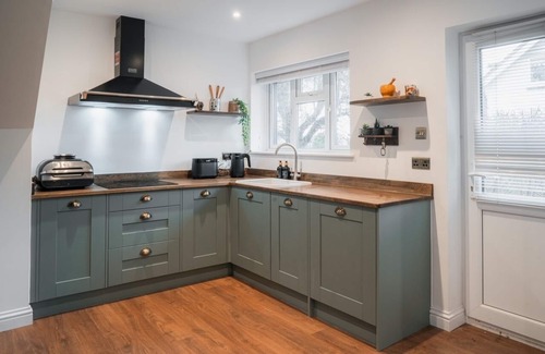 Brighton House | Beautiful & Peaceful 4 bedroom House in Brighton, with garden, EV & driveway