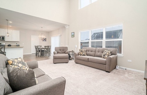 Fox Valley House | Beautiful Peaceful 3 Bedroom Home in Plainfield