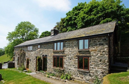 Llanbrynmair House | Beautiful private villa for 5 people with WIFI, TV, patio, panoramic view and parking