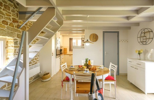 Plogoff House | Beautiful private villa for 4 guests with TV, terrace, pets allowed and parking