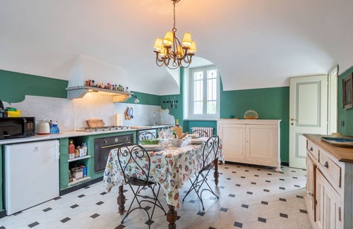 Hyeres House | Beautiful private villa for 10 people with private pool, WIFI, TV, patio and parking