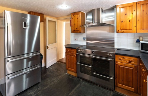 Fivelanes House | Beautiful private villa for 9 guests with WIFI, hot tub, TV, patio, pets allowed and parking