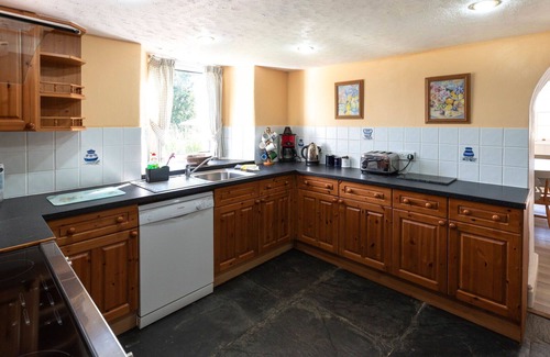 Fivelanes House | Beautiful private villa for 9 guests with WIFI, hot tub, TV, patio, pets allowed and parking