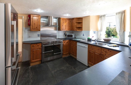 Fivelanes House | Beautiful private villa for 9 guests with WIFI, hot tub, TV, patio, pets allowed and parking
